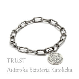Bransoleta zawierzenia Regina Cordium – stalowy łańcuch symbolizujący całkowite oddanie Maryi i Jezusowi, zakończony srebrnym medalikiem Regina Cordium przedstawiającym Maryję Królową Serc wraz ze św. Ludwikiem i aniołem. Ręcznie wykonana biżuteria katolicka TRUST, solidna i trwała, ze spawanymi ogniwami ze stali nierdzewnej.